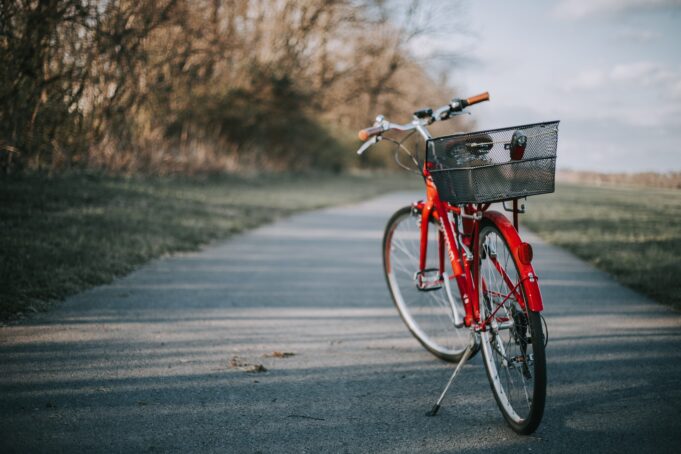 Röd cykel på cykelväg. Punainen pyörä pyöräilytiellä.