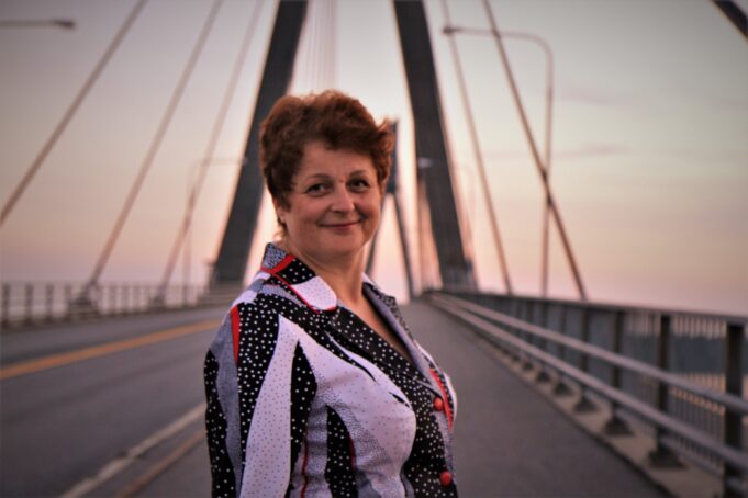 Kvinna på en bro. Nainen sillan päällä.