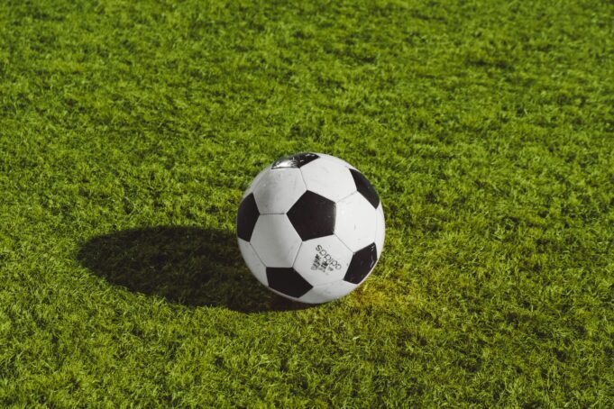 Fotboll på gräsplan