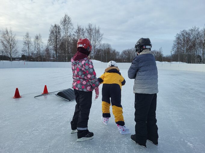 Tre barn som skrinnar