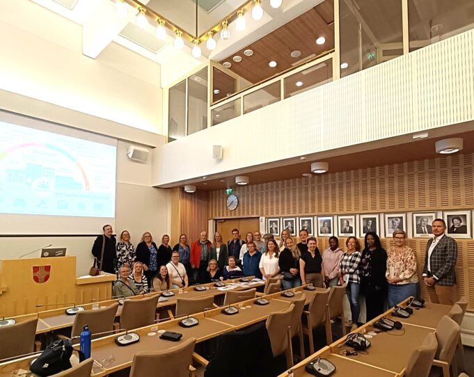 Grupp människor i sal
