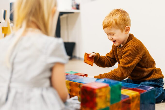 pojke och flicka leker med klossar