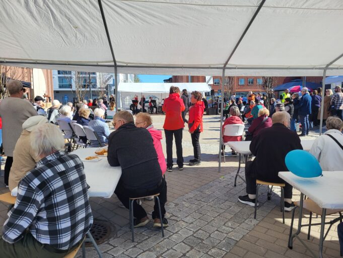 marknadsbesökare i cafétält