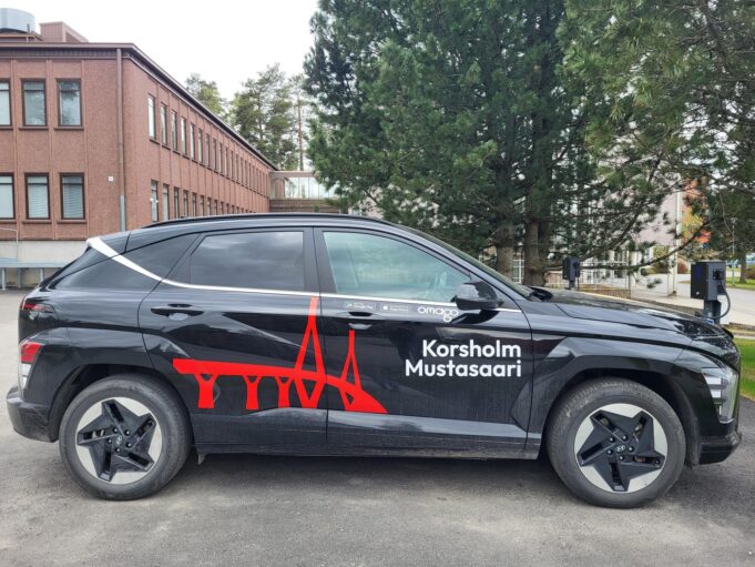 svart bil med kommunens logo